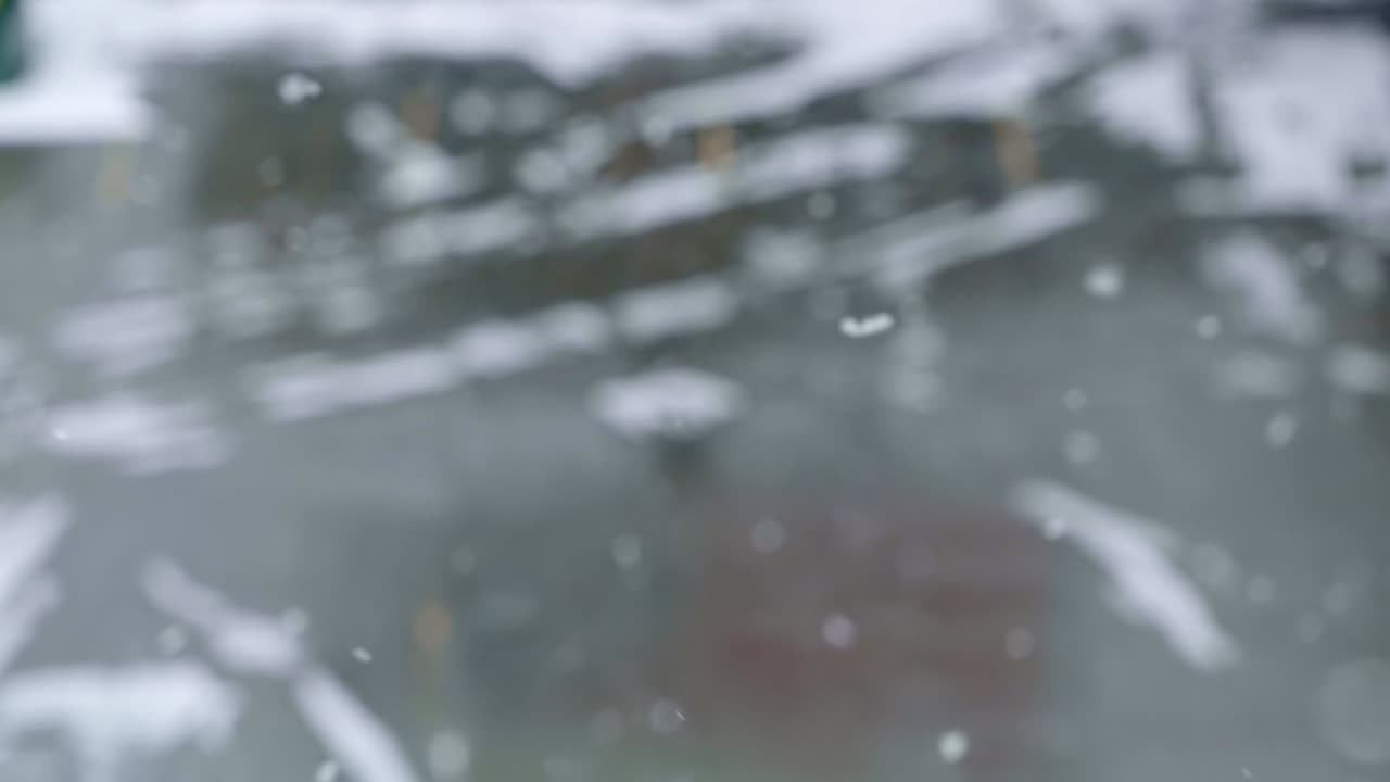 슬로우 모션 트라이 ⁇   ⁇ 의 눈송이가 천천히 바닥으로 떨어지고 배경은 유타의 추운 겨울 눈 폭풍 동안 초점을 맞추지 않습니다.