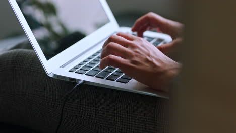 Frauenhände-Tippen-Laptop-Tastatur