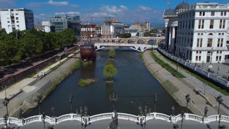 Luftdrohnenvideo-Am-Fluss-Vardar,-Das-Das-Flussufer-In-Skopje-In-Nordmazedonien-Zeigt