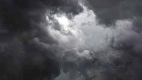 4k ver fuertes tormentas eléctricas y nubes oscuras