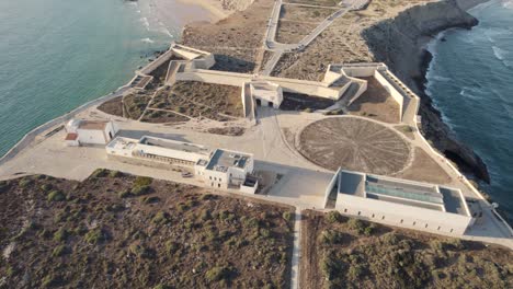 sagres fortaleza y pueblo en segundo plano.