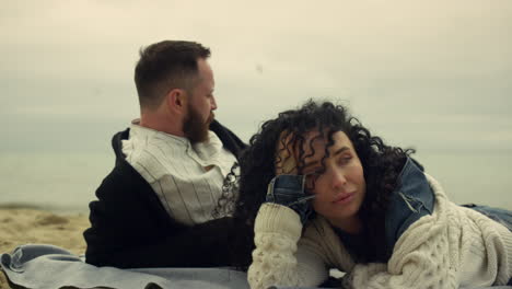 una pareja descansando juntos en la playa. jóvenes disfrutando de sus vacaciones en la costa del océano.