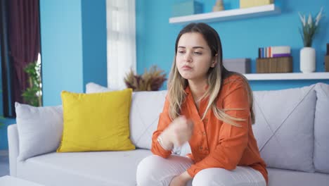 Mujer-Joven-Infeliz-Y-Abrumada-En-Casa.