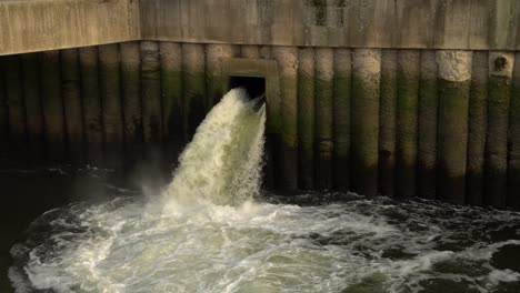 escalera para peces cerca de una central hidroeléctrica a lo largo del río weser