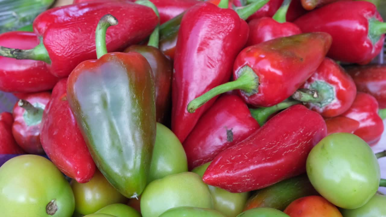 필리핀 다바오 시의 시장에서 신선한 고추는 생동감 넘치는 색과 한 질감을 보여주며 고품질을 강조하고 지역 요리의 주식으로 매력적입니다.