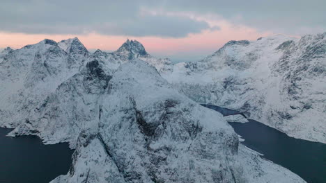 Islas-Lofoten-Montaña-Congelada-Invernal-Extrema-Y-Vista-Aérea-Del-Paisaje-Del-Océano-Azul-Alejándose-Lentamente