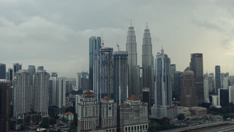 horizonte de la ciudad de kuala lumpur,torres petronas,rascacielos,nublado,malasia