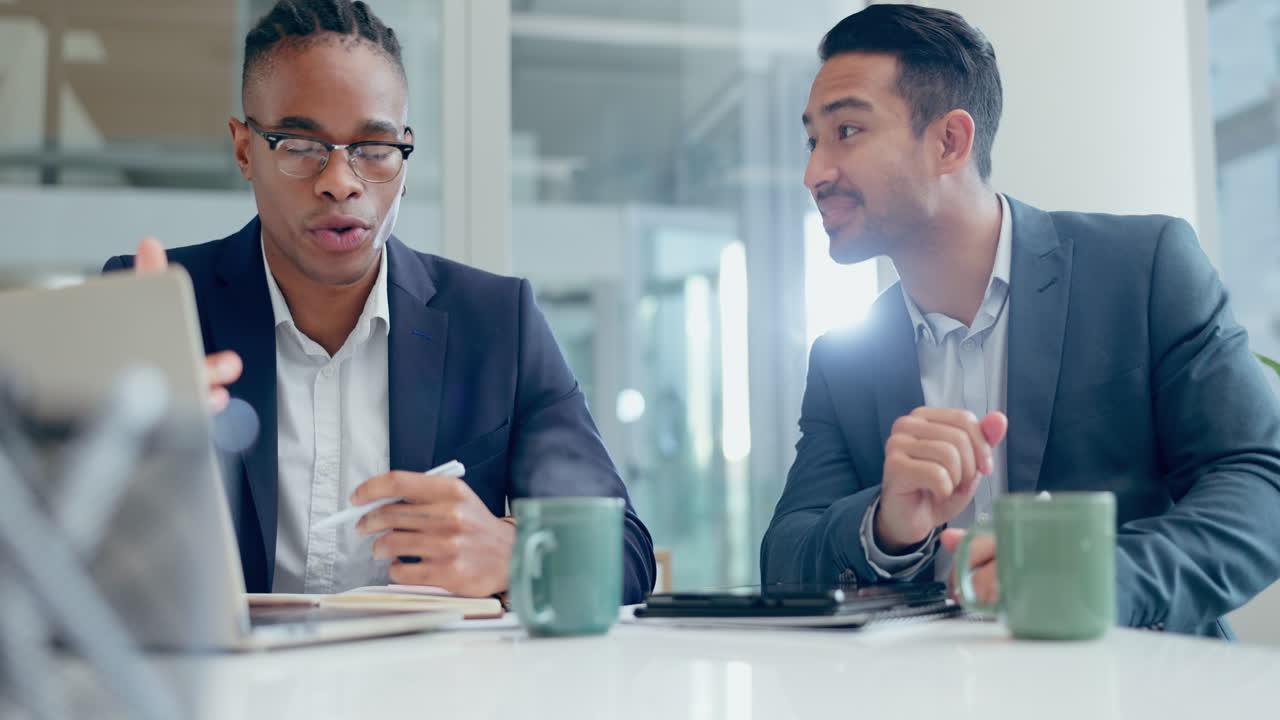 노트북, 회의 및 사업가들과의 계획