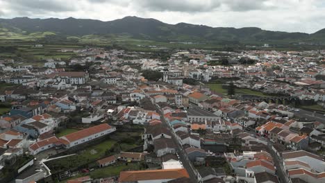 Ciudad-De-Ribeira-Grande,-Vista-Panorámica-Aérea-Acercándose,-Azores