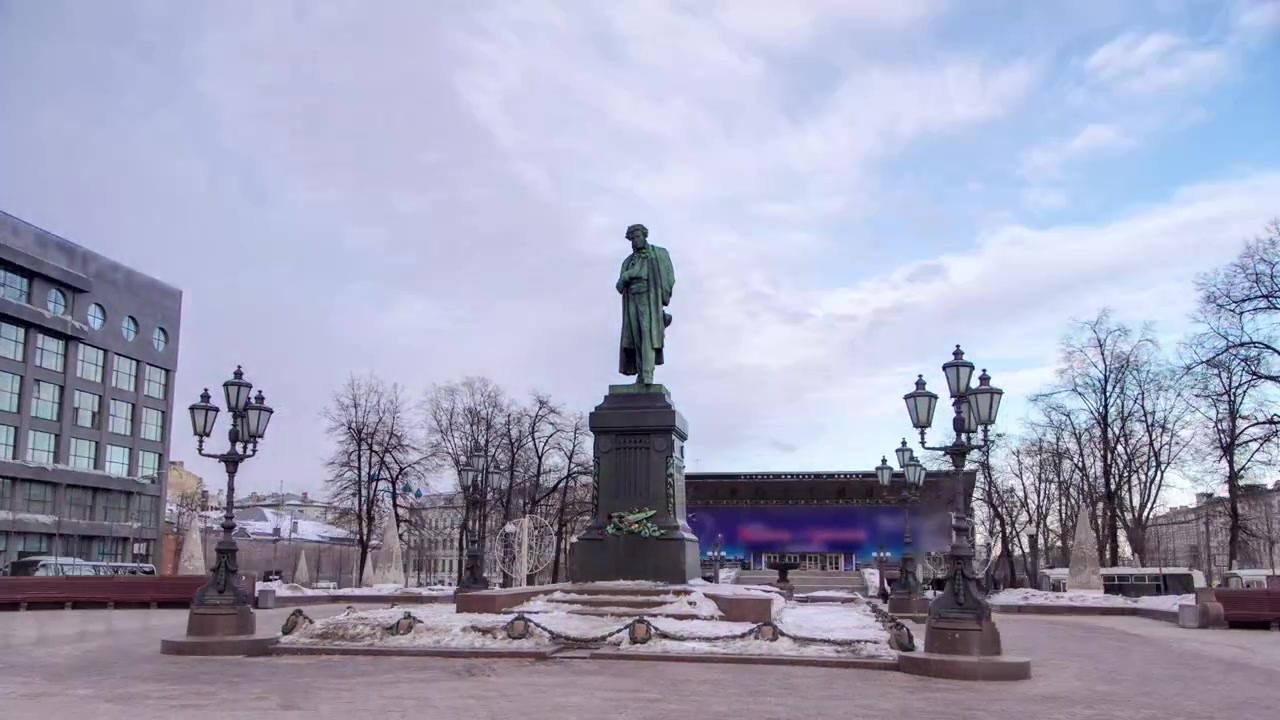 Venäläisen runoilijan Aleksandr Puškinin muistomerkki Puškinin aukiolla, talvinen aikaviivekuvaus hyperlapse, Moskova, Venäjä.