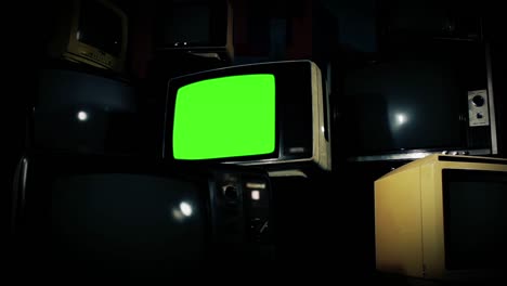 초록색 스크린과 많은 부러진 빈티지 텔레비전으로 오래된 tv 세트.