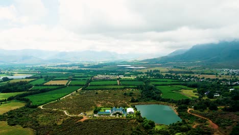 Sumérgete-En-La-Belleza-Natural-De-Las-Montañas-Y-Los-Paisajes-De-Sudáfrica