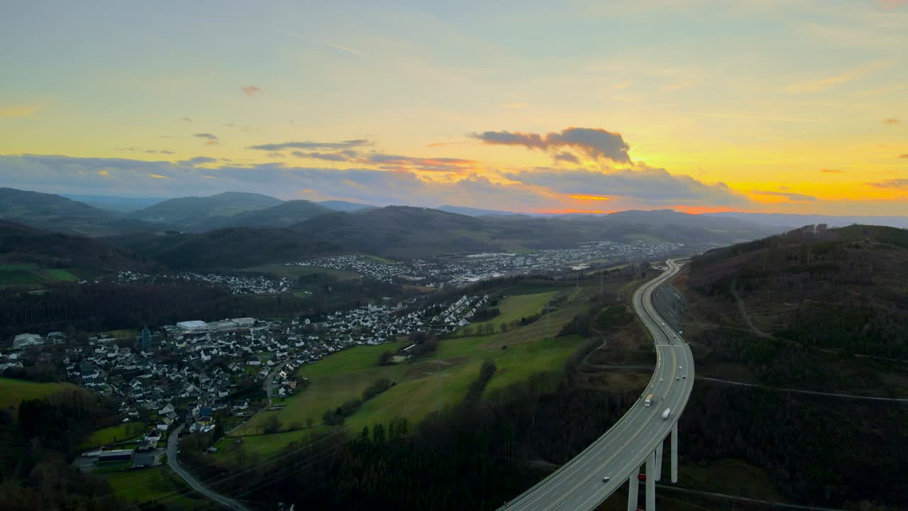 paseo al atardecer en la hora dorada en el puente de autopista más alto del norte de rhine-westphalia, talbrücke nuttlar