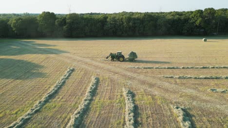 Meistens-Eine-Statische-Profilaufnahme-Eines-Fahrenden-Traktors-Auf-Einem-Großen-Heufeld-Mit-Heulinien-Und--reihen