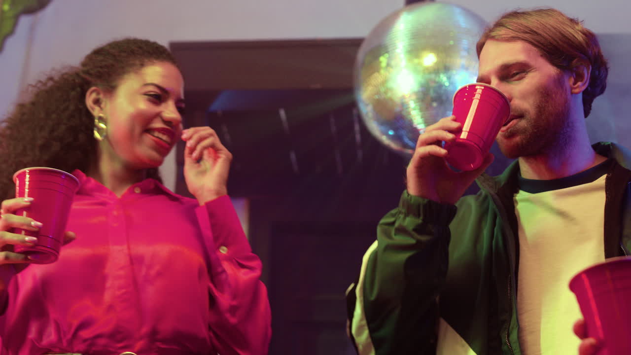 amigos felices en la fiesta