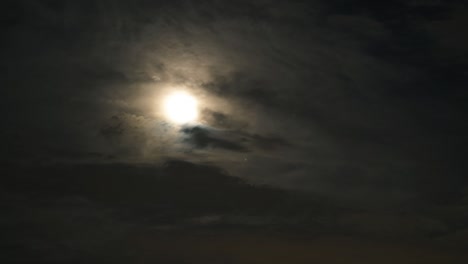 4k time lapse luna llena en el cielo nocturno con nubes.