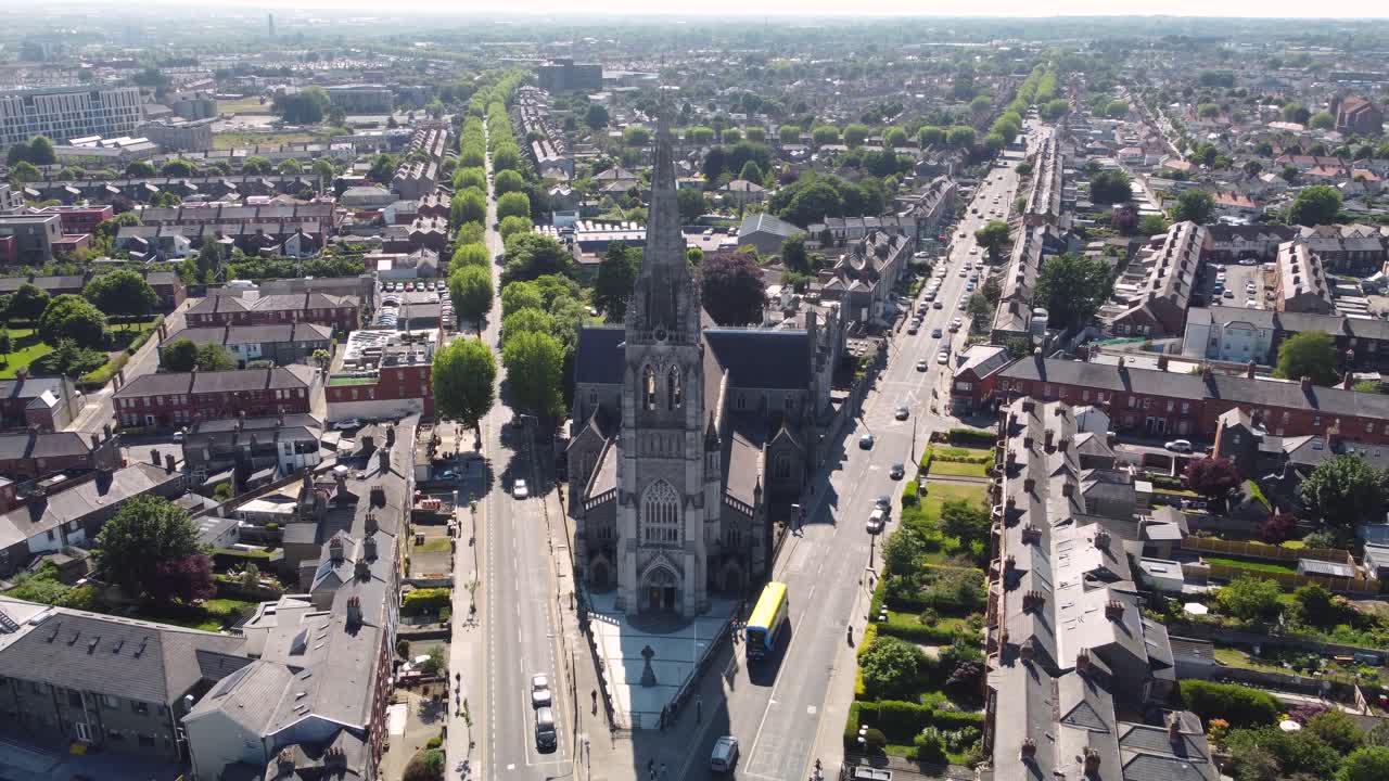 중간에 큰 가톨릭 교회