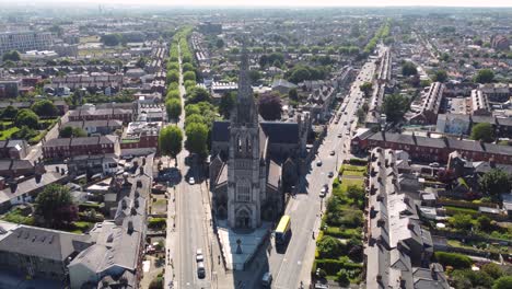 gran iglesia católica en medio de un