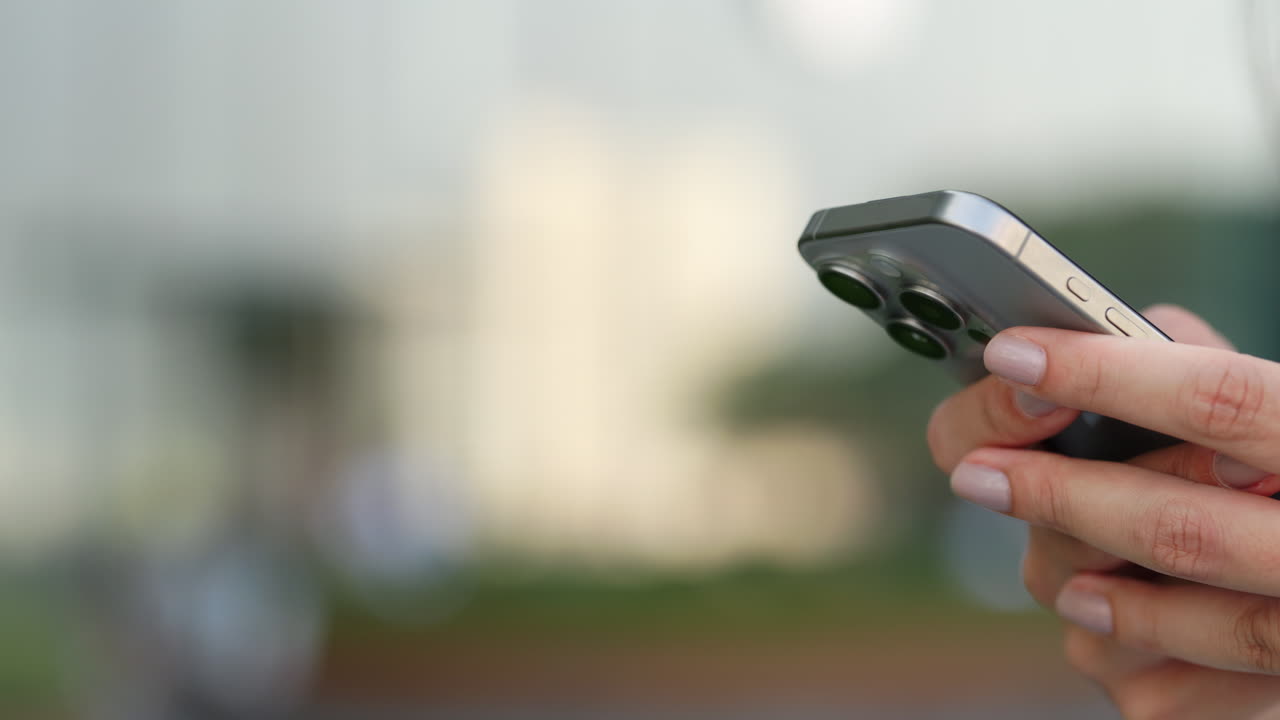 una persona que utiliza un teléfono inteligente