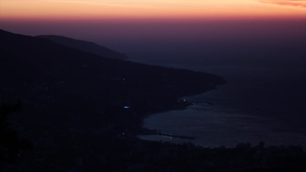 해가 지는 해안 풍경