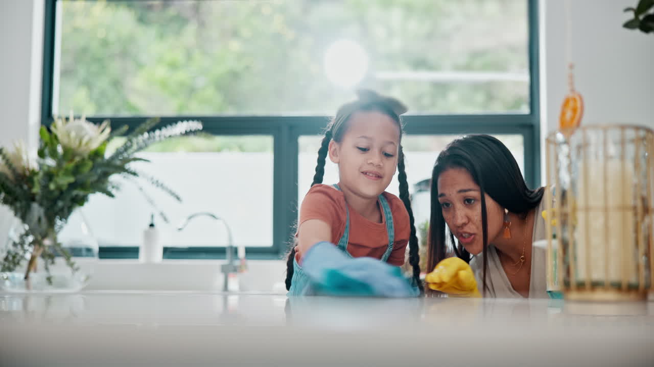 어머니 와 딸 이 함께 부 을 청소 하고 있다