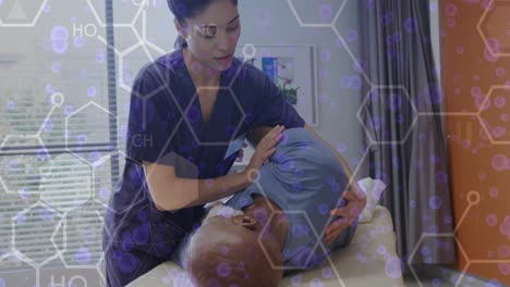 animación del procesamiento de datos científicos sobre una doctora biracial con un paciente.