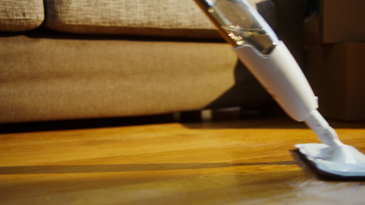 limpieza del suelo de madera con trapeador al vacío