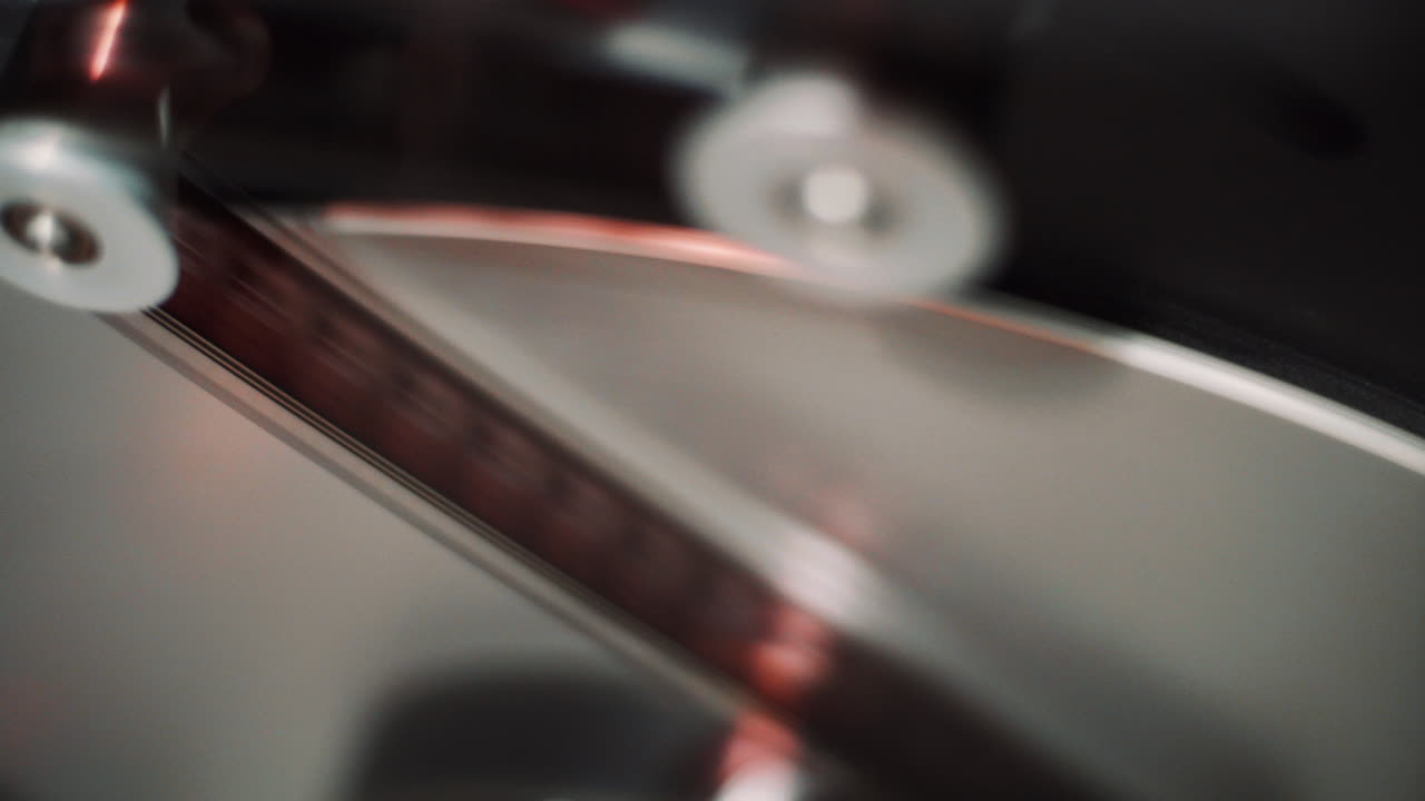 롤에 감은 16mm 필름 테이프