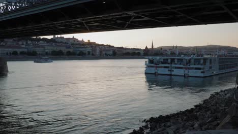 Vista-Del-Danubio-Desde-La-Orilla-De-Raqpart-Debajo-Del-Puente,-Lado-De-Plagas