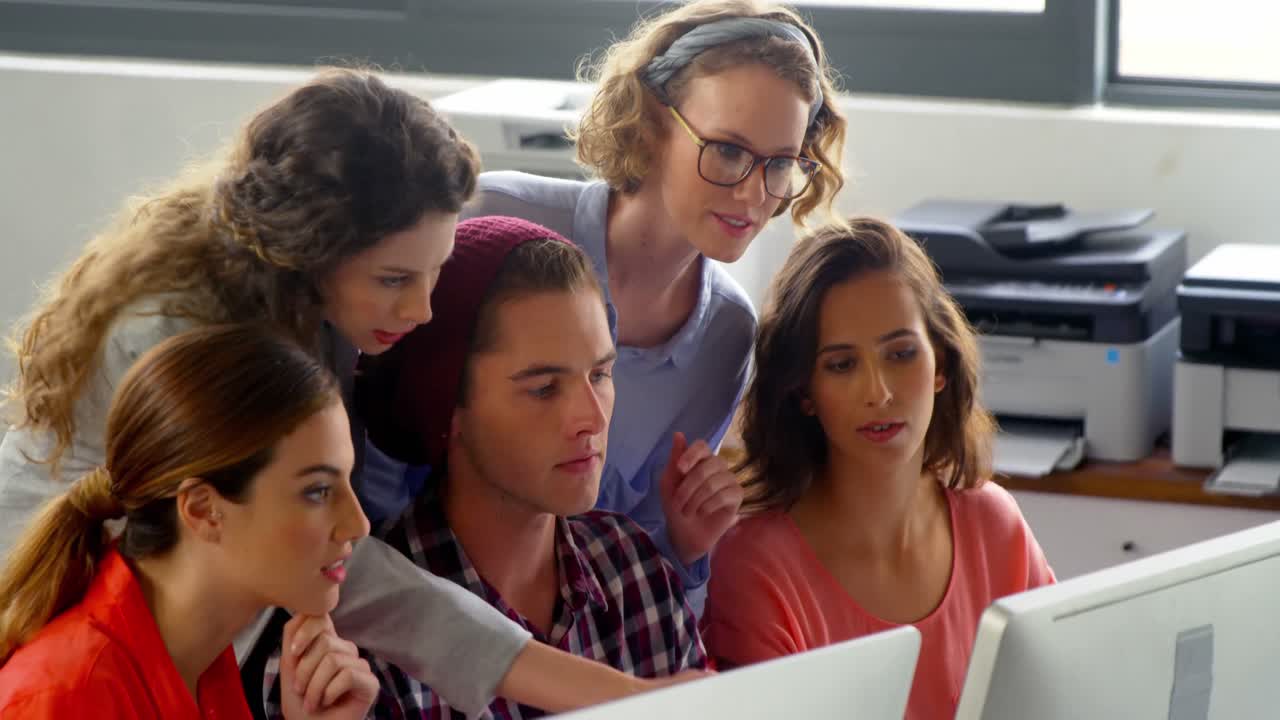 ejecutivos de negocios que trabajan en la computadora en el escritorio