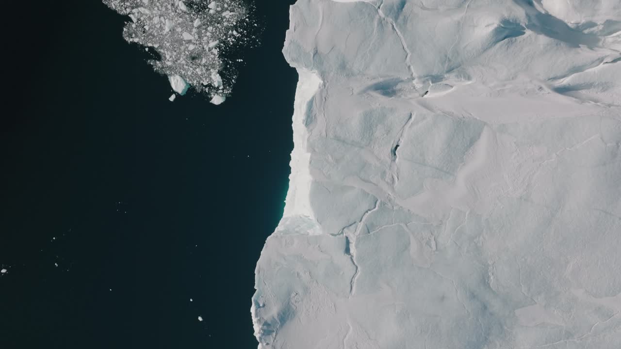 Drone sopra il mare e il ghiaccio dell'Ilulissat Icefjord