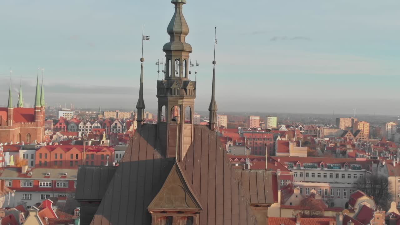 Vista degli edifici e dei tetti di Danzica di giorno.