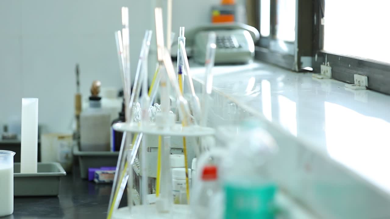 control experto de la calidad de la leche en el laboratorio, la industria de la fábrica lechera