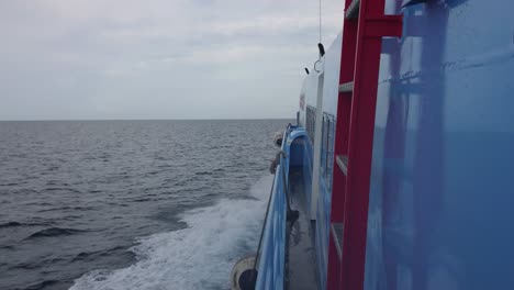 vista al mar y olas del mar desde un barco en karimun jawa