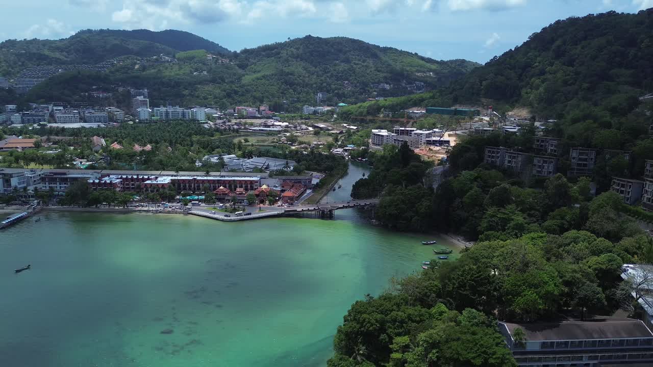 Quang cảnh Patong từ trên cao cho thấy sự kết hợp giữa bờ biển và các tòa nhà khách sạn dày đặc với khung cảnh nhiệt đới và nước biển màu ngọc lam trong vắt ở Phuket, Thái Lan – một điểm đến du lịch sôi động.