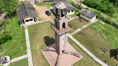 Antena---Toma-En-órbita-De-La-Torre-De-Bower-En-Ibadan,-Nigeria