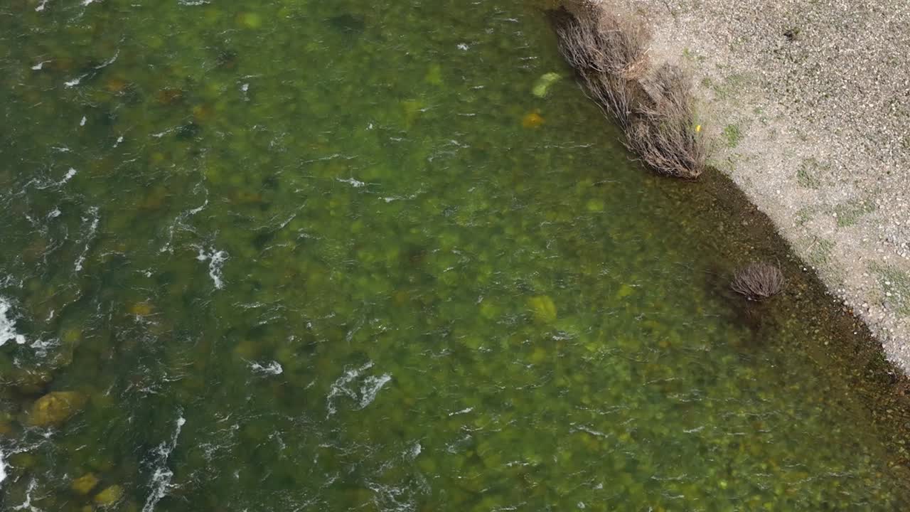 Ripresa aerea dall'alto di stabilizzazione del fiume Spokane, perfetta per una didascalia introduttiva