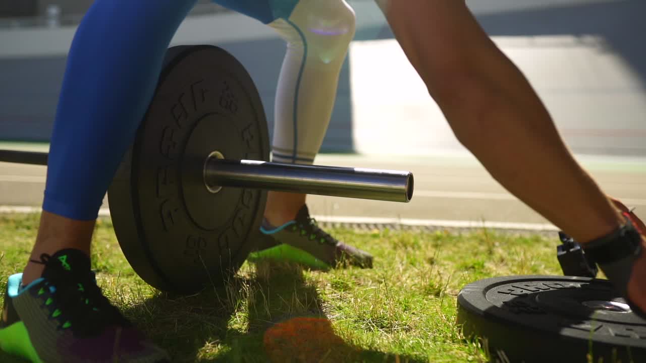 야외에서 웨이트 리프팅 운동