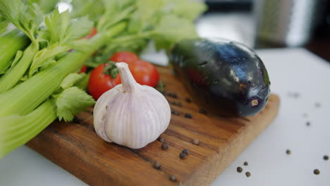 verduras frescas en tabla de cortar