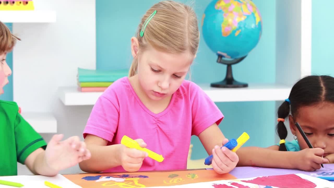 Kleine Kinder zeichnen zusammen im Unterricht