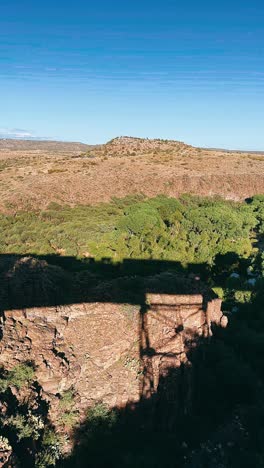 el puente del cañón del desierto al amanecer.