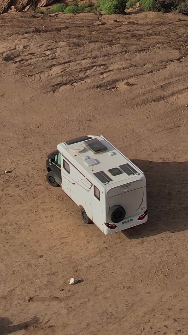 Esplorazione di paesaggi remoti in Marocco con camper e motociclette.