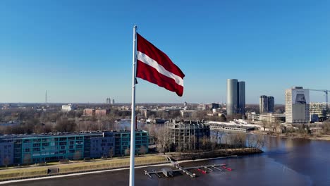 Die-Roten-Streifen-Auf-Der-Lettischen-Flagge-In-Riga-Symbolisieren-Das-Bei-Der-Verteidigung-Des-Landes-Vergossene-Blut,-Während-Der-Weiße-Streifen-In-Der-Mitte-Die-Freiheit-Symbolisiert.