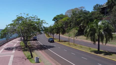 conduciendo por las calles de posadas en la orilla del río paraná que conecta argentina y paraguay