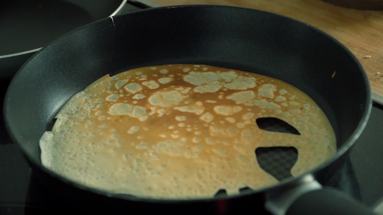 niño de cerca cocinando dulces panqueques sabrosos en la cocina en casa