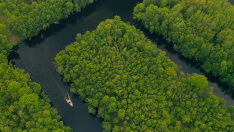 Navegando-En-Un-Hermoso-Río-Rodeado-De-Frondosos-árboles-Cerca-De-Waterstaete-En-Ossenzijl,-Frisia,-Países-Bajos