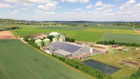 película de drone de una moderna planta de biogás en alemania durante el día