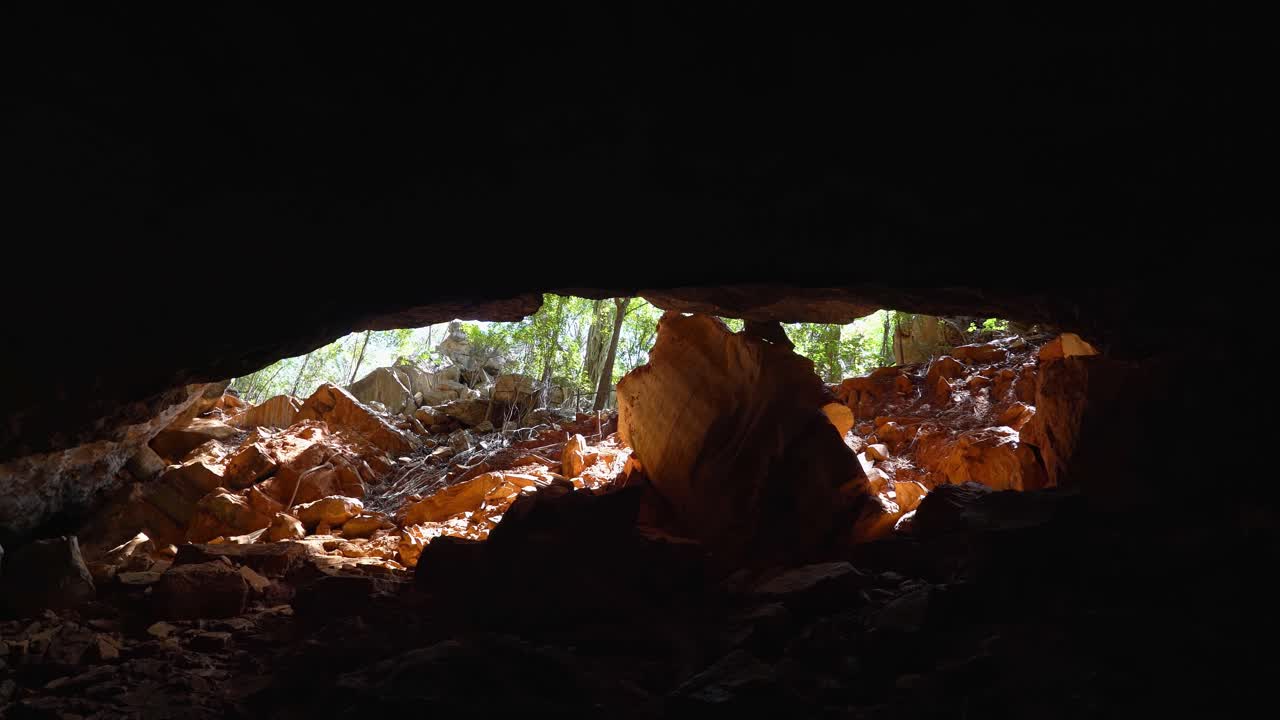 브라질 북동부 바히아에 있는 차파다 디아만티나 국립공원에 있는 라파 도세 동굴의 정글 안에 있는 아름다운 황금 동굴 입구를 드러내는 틸팅 업 샷