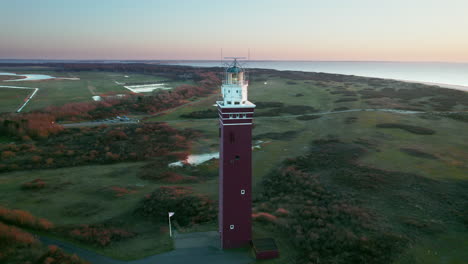 dando vueltas sobre el faro de west head durante la puesta de sol cerca de ouddorp, países bajos