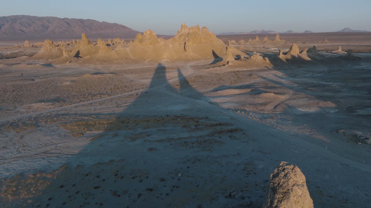Trona Pinnacles Kaliforniya Çölü'nde gün batımında havadan drone çekimi.